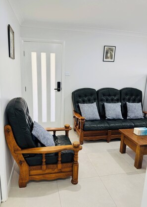 House, 3 Bedrooms, Smoking, Balcony | Living room