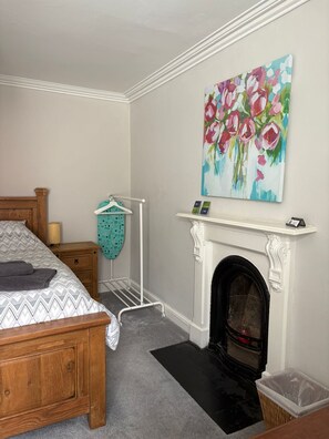 Deluxe Room | Iron/ironing board, free cribs/infant beds, free WiFi, bed sheets