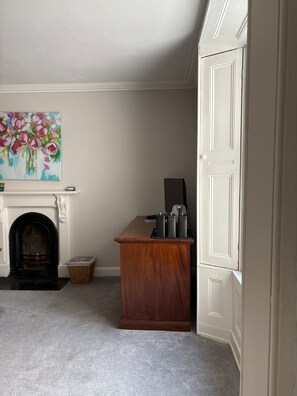 Deluxe Room | Iron/ironing board, free cribs/infant beds, free WiFi, bed sheets