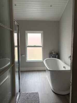 Deluxe Room | Bathroom | Free toiletries, hair dryer, towels, soap