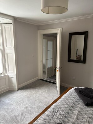 Deluxe Room | Iron/ironing board, free cribs/infant beds, free WiFi, bed sheets