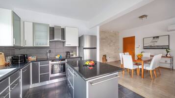 Apartamento, 3 quartos, sacada, vista para a cidade | Parte interna