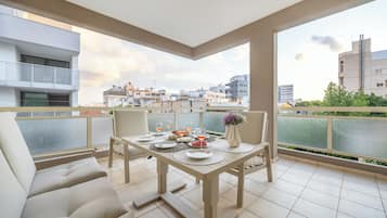 Apartamento, 3 quartos, sacada, vista para a cidade | Sacada