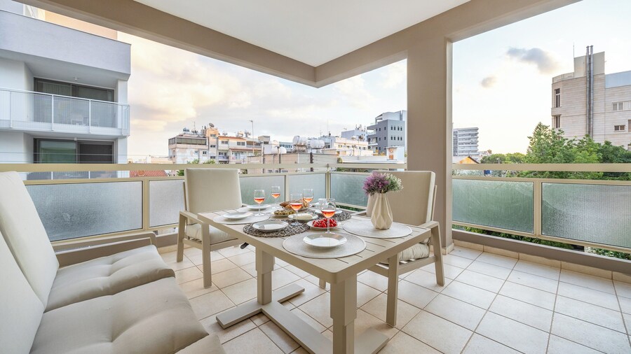 Lena Court - Spacious 3bdr, City Views & Large Balcony