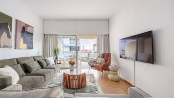 Apartamento, 3 quartos, sacada, vista para a cidade | Sala de estar