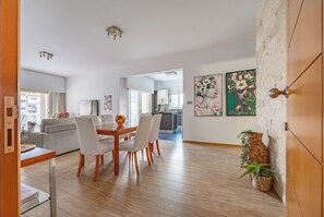Dining room - Lena Court - Spacious 3bdr, City Views (Limassol)