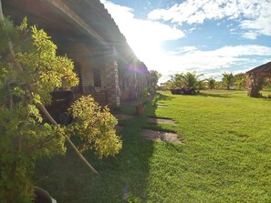 手提電腦工作空間、免費 Wi-Fi、床單