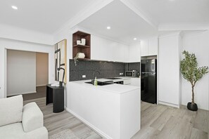 Kühlschrank, Mikrowelle, Ofen, Herdplatte