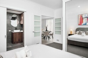 Schreibtisch, Bügeleisen/Bügelbrett, kostenloses WLAN, Bettwäsche