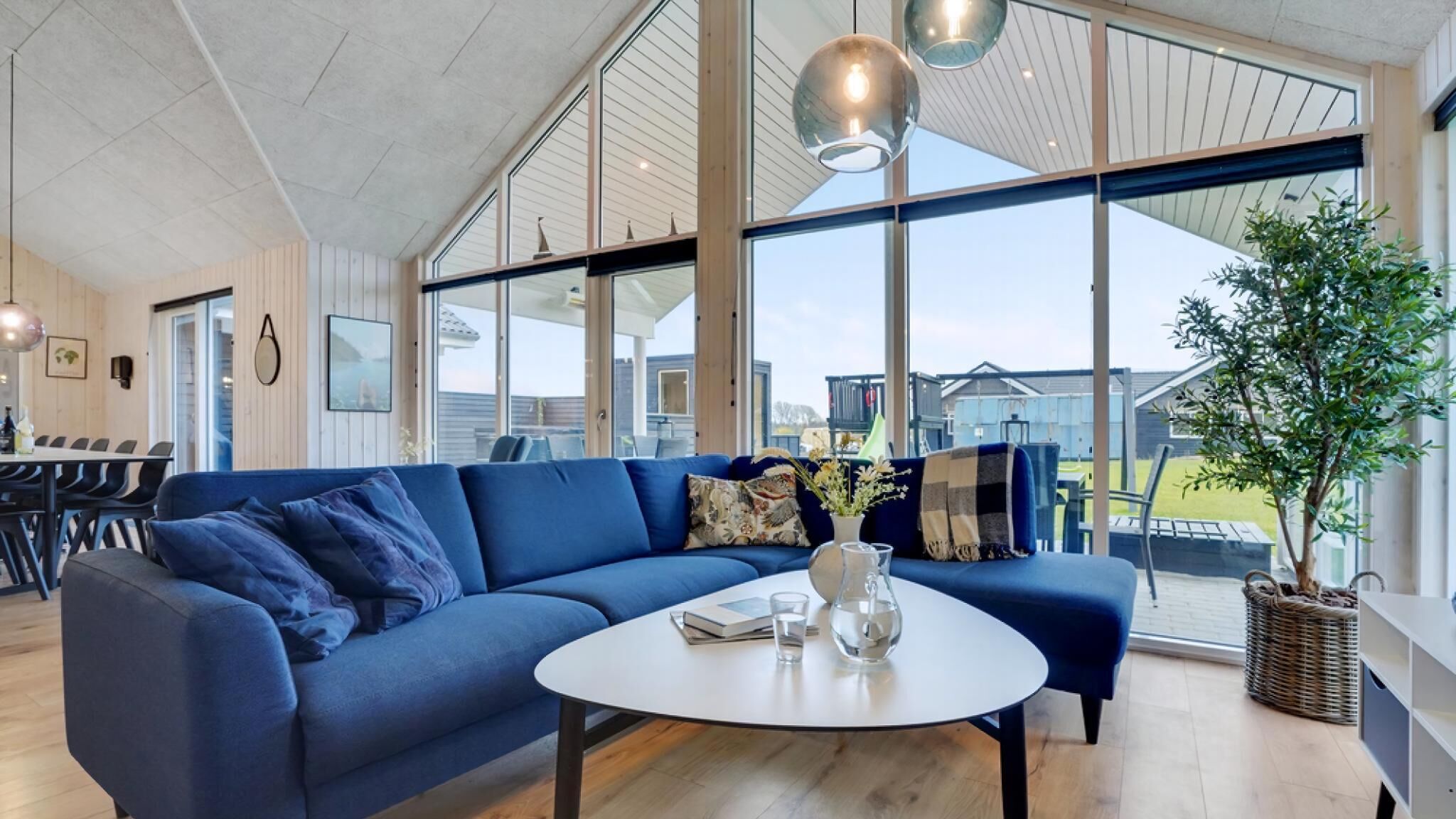 Una chimenea, un futbolín, una mesa de tenis de mesa