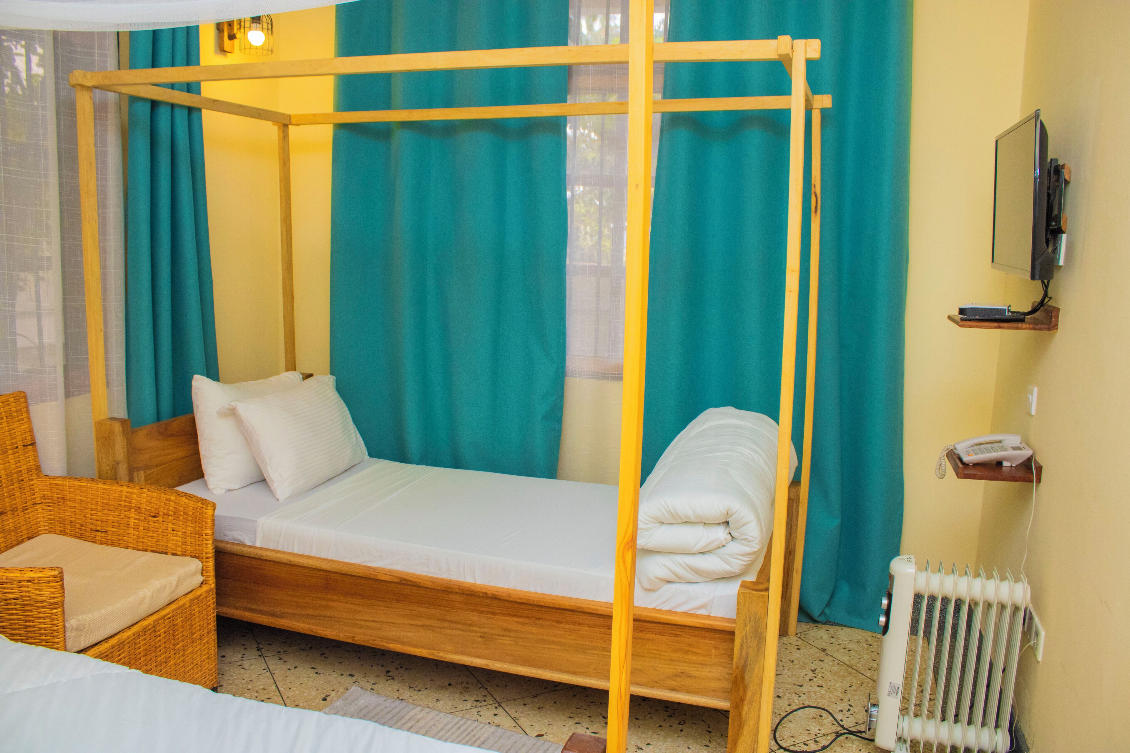 舒适双人房（单人入住） | 办公桌