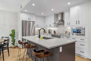 冰箱、微波炉、烤箱、炉灶