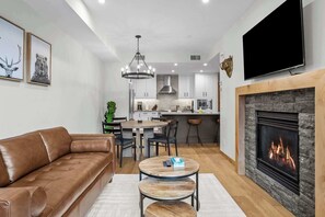 TV, fireplace - Creekside Cove Lux 1Bd close to DT w hot tub (Canmore)