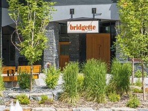 Exterior detail - Creekside Cove Lux 1Bd close to DT w hot tub (Canmore)