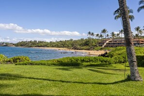 På stranden, solsenger og strandhåndklær