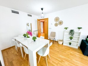 Flat-screen TV - Bielsa del Pilar - Turistea  (Zaragoza)