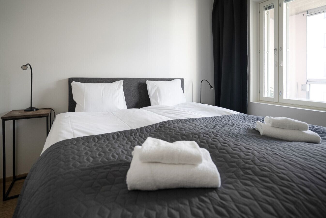 2 slaapkamers, een bureau, een strijkplank/strijkijzer, reisbedje