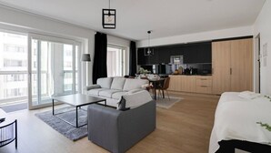 Eine moderne Wohnung mit Wohnzimmer, Essbereich und Küche.