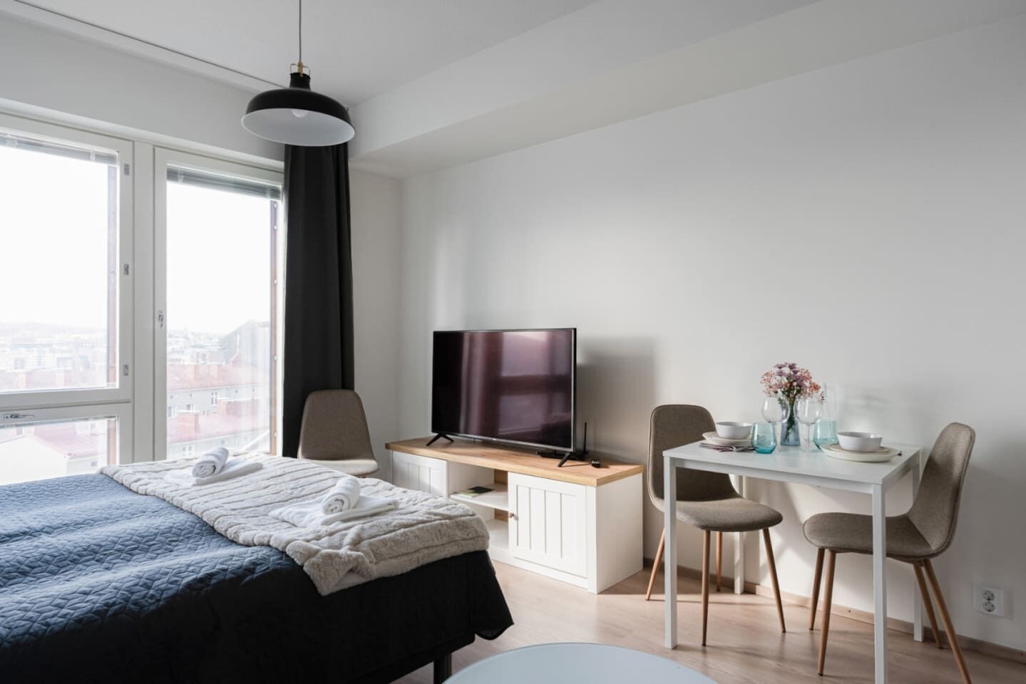 1 makuuhuone, työpöytä, silitysrauta/-lauta, vauvan matkasänky