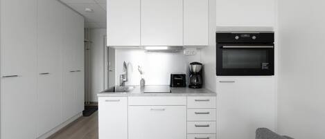 Réfrigérateur, four à micro-ondes, un four, surface de cuisson