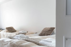 1 chambre, bureau, fer et planche Ă repasser, lit parapluie