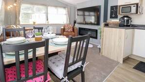 Un espacio habitable compacto con comedor, cocina y zona de estar.