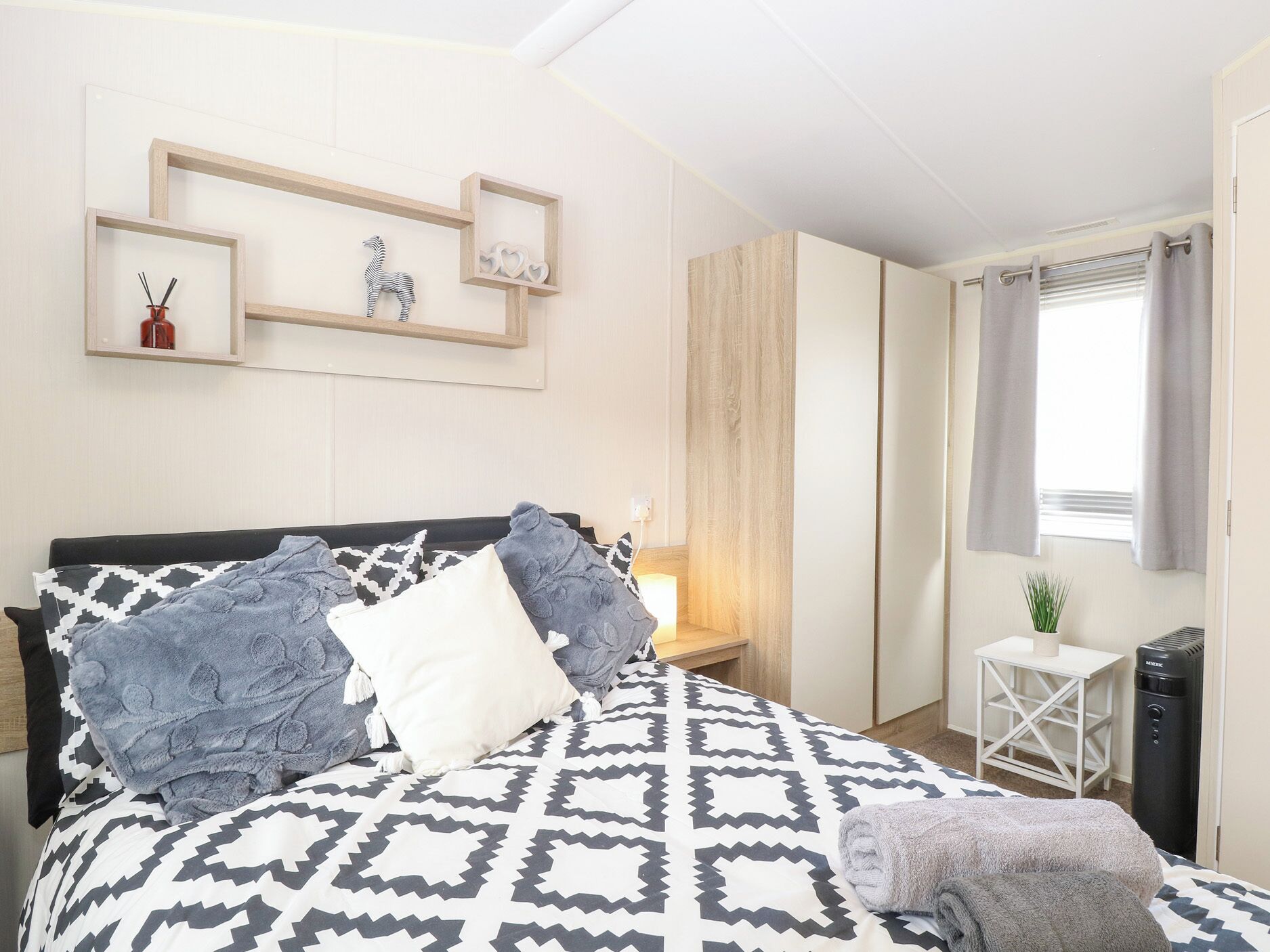 2 quartos, individualmente decorados, individualmente mobiliados