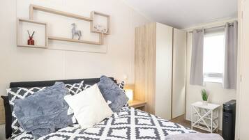 2 quartos, individualmente decorados, individualmente mobiliados