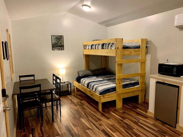 1 bedroom, desk, WiFi, bed sheets - Gorgeous Cabin Surrounded by Trees in Jamestown, Tennessee (Jamestown)