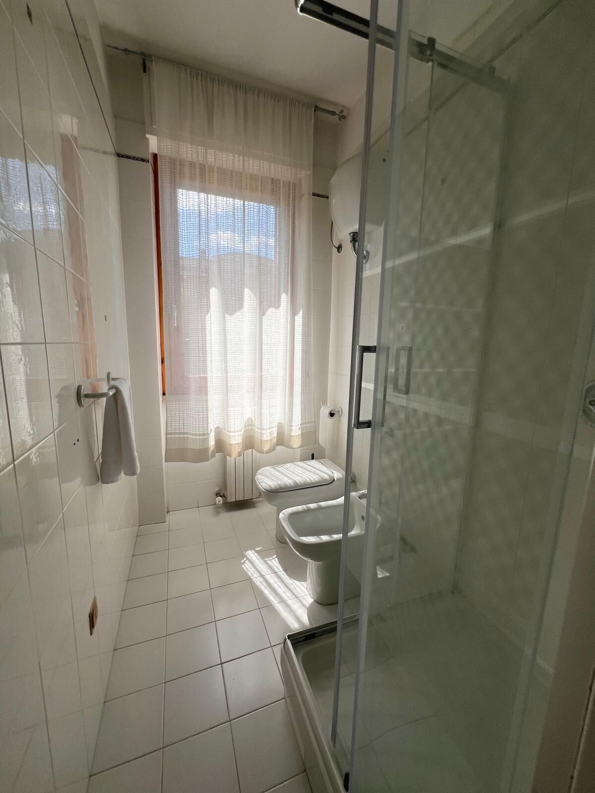 Regadera, secadora de cabello, bidet, toallas 