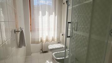 Regadera, secadora de cabello, bidet, toallas