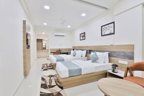 Family Room | Free WiFi - Hotel SR Radhey (Mangrol)