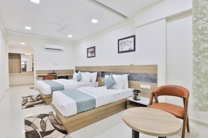 Family Room | Free WiFi - Hotel SR Radhey (Mangrol)