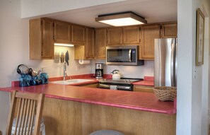 Fridge, microwave, oven, stovetop - New Listing! The Eagle's Nest (#14) - By FLC, Town, Trail, Golf - Pool&HotTub (Durango)