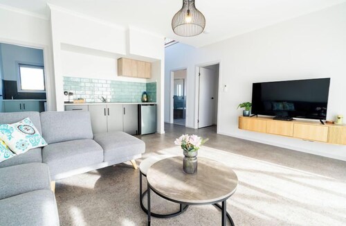 Helios Heights - Modern 2 storey, Off Peak Special available