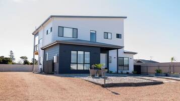 المنشأة من الخارج