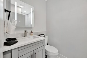 Shower, hair dryer, towels, soap - 10 Guests Welcome! Luxury Townhome & Arcade Games (Tampa)