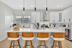 Fridge, microwave, oven, stovetop - 10 Guests Welcome! Luxury Townhome & Arcade Games (Tampa)