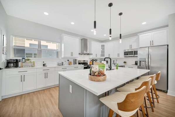 Coffee/tea maker, fridge, microwave, oven - 10 Guests Welcome! Luxury Townhome & Arcade Games (Tampa)