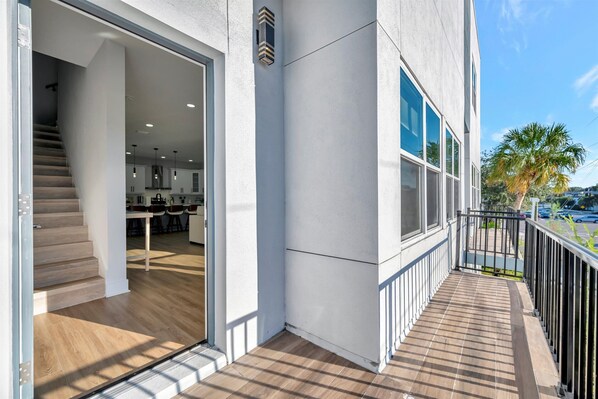 Terrace/patio - 10 Guests Welcome! Luxury Townhome & Arcade Games (Tampa)
