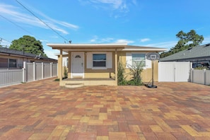 Exterior - 3 MINS to Raymond James, Pets OK! (Tampa)