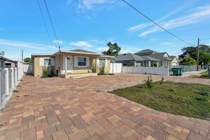 Exterior - 3 MINS to Raymond James, Pets OK! (Tampa)