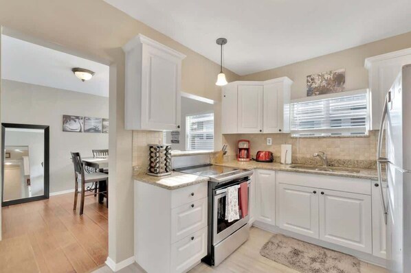 Fridge, microwave, oven, stovetop - St. Louis Place 2B/2B PET Friendly, BBQ, Backyard! (Tampa)