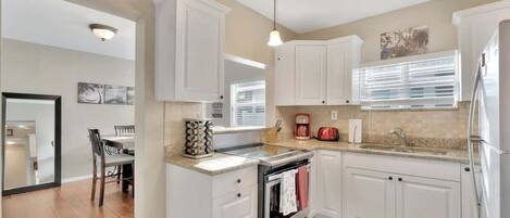 Køleskab, mikrobølgeovn, ovn, kogeplade