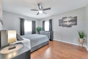 2 bedrooms, iron/ironing board, WiFi, bed sheets - St. Louis Place 2B/2B PET Friendly, BBQ, Backyard! (Tampa)