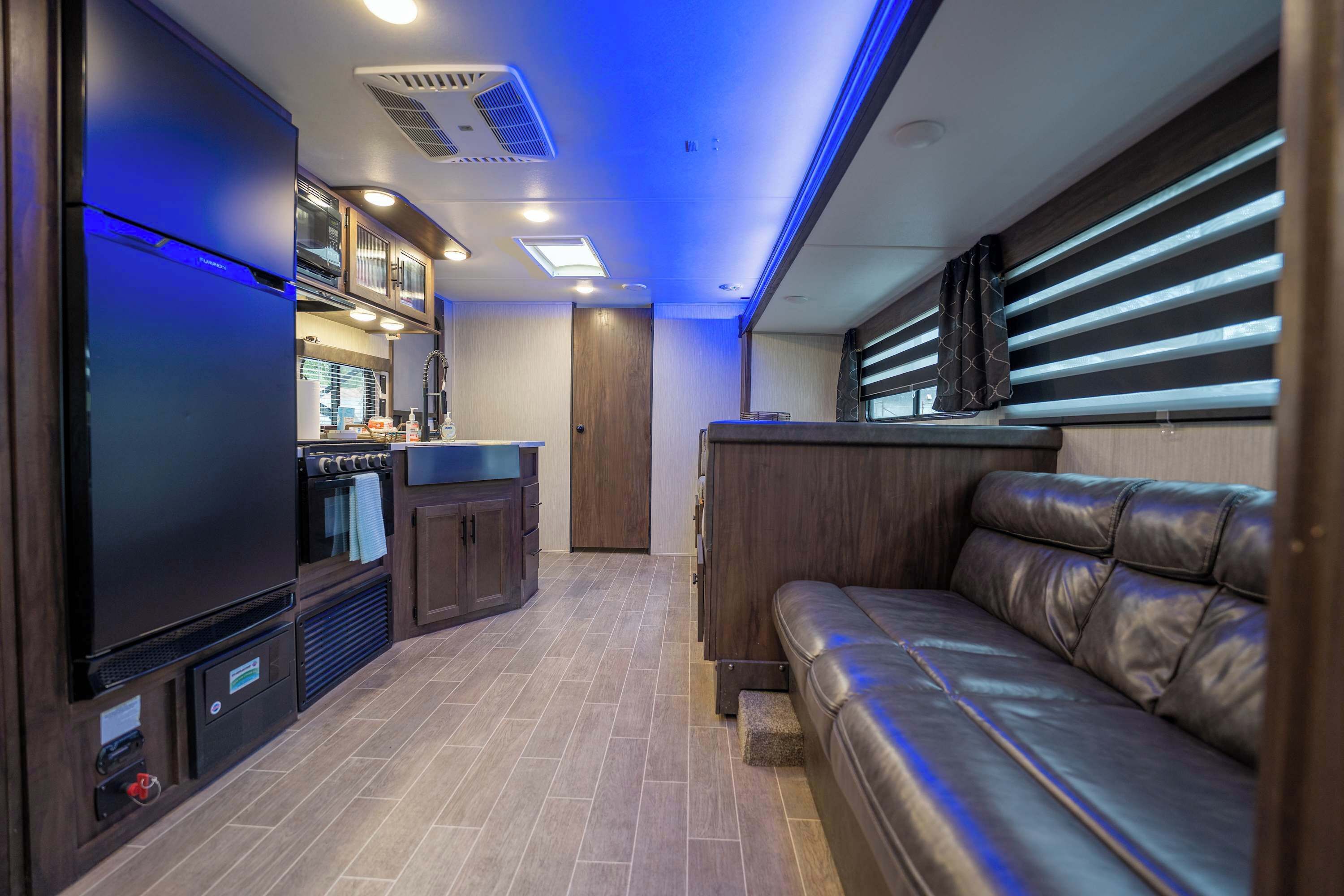 Televisión, chimenea y oficina 