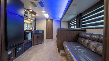 Televisión, chimenea y oficina