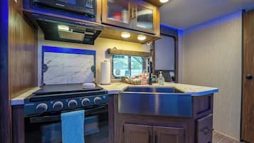 Refrigerador, microondas, horno y parrilla de estufa