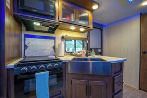 Refrigerador, microondas, horno y parrilla de estufa 