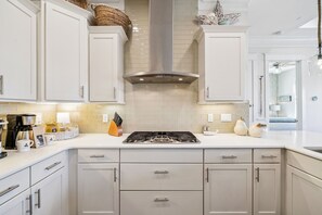 ثلاجة، ميكروويف، فرن، موقد طهي مسطح